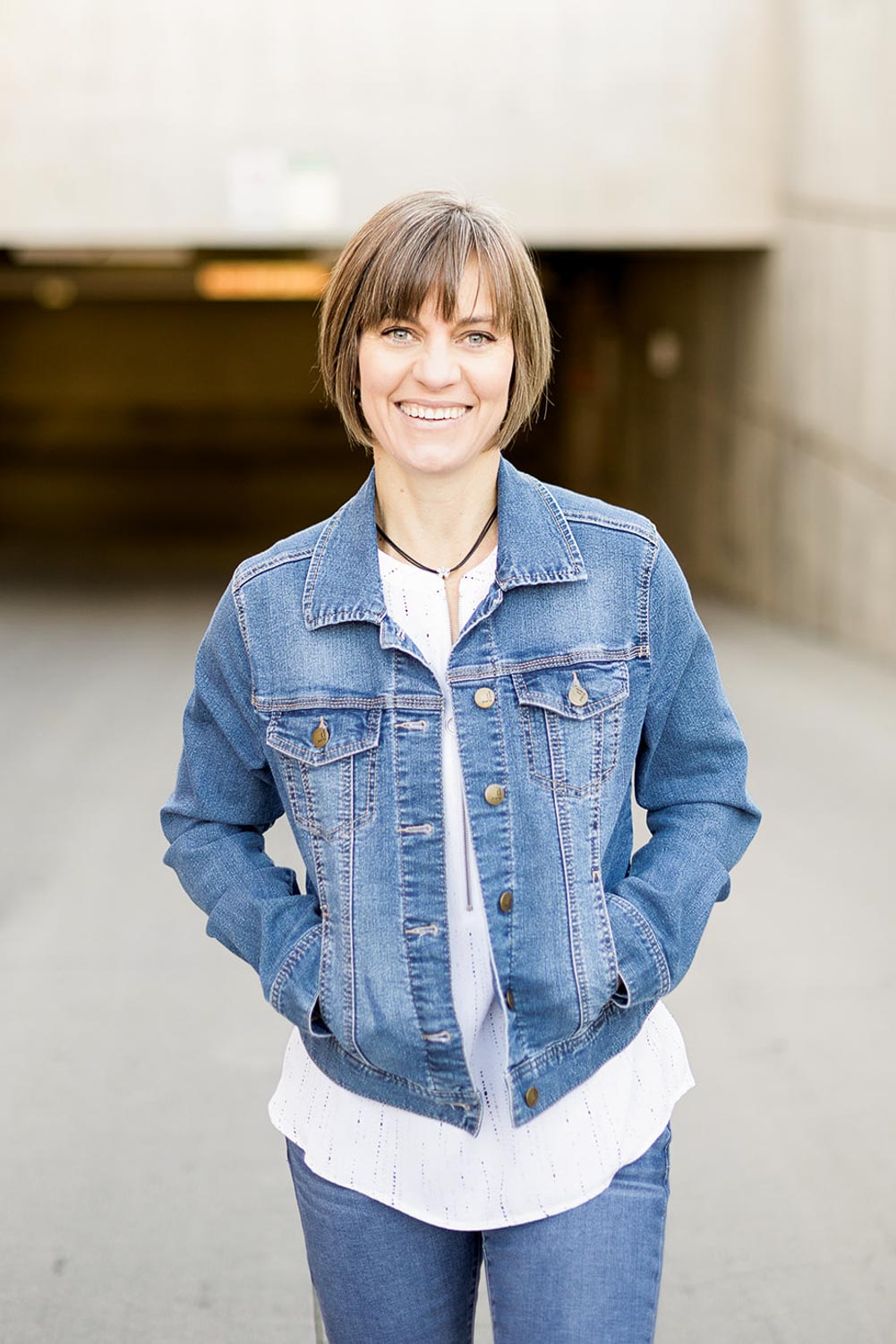 Headshot of Theresa Pelser, an Erie-based family and newborn photographer.